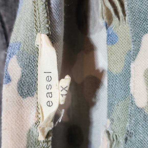 EASEL BOUTIQUE CAMO FACTORY DISTRESSED LONG-SLEEVED TOP - Picture 4 of 14